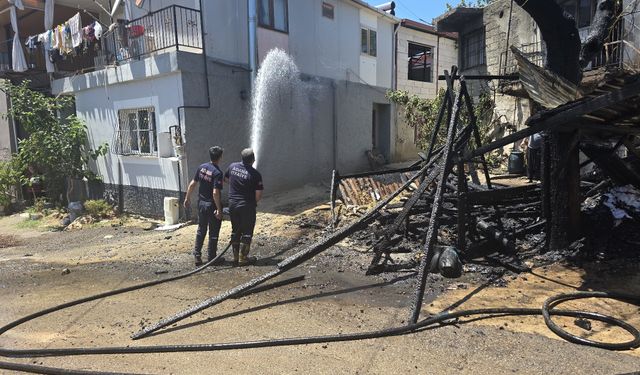 Çardak yangını mahalleliyi korkuttu