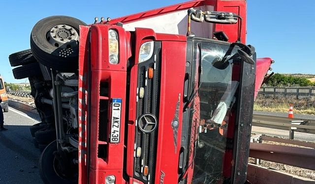 Konya'da kontrolden çıkan kamyon devrildi: 1 yaralı