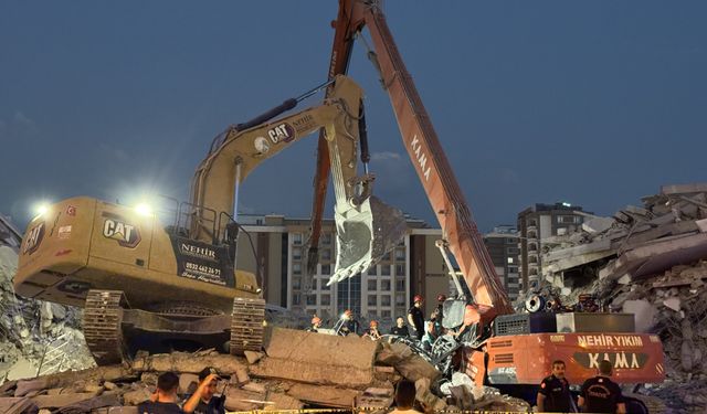 Enkaz altında kalan operatör hayatını kaybetti