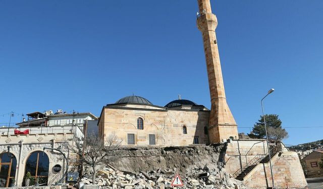 Tarih yorgun düştü: Nar Camii Kebir’in duvarı dayanamadı!