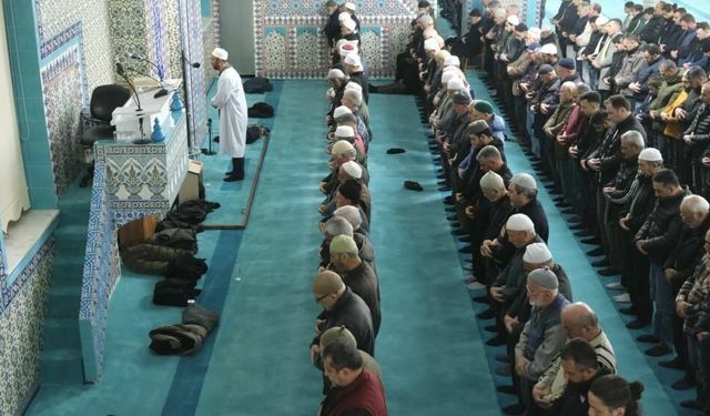 Karaman’da yılın ilk teravih namazı kılındı