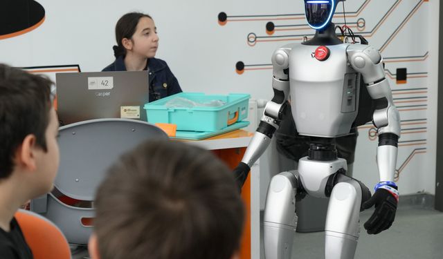 Türkiye’de bir ilk! Nüfusa kayıtlı robot CANİKMAN göreve başladı