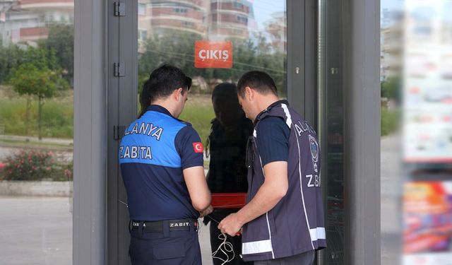 Tüketim tarihi geçmiş ürün satan zincir market mühürlendi