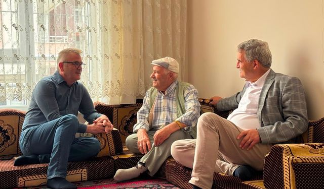 Konya’da şehit babalarına duygusal ziyaret: "Evlatlarının yerine ellerini öpüyoruz"