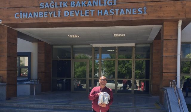 Konyalı öğretmen hastalara kitaplarını hediye etti