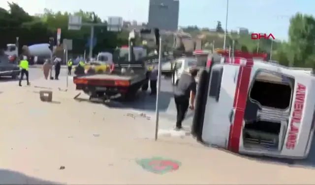 İstanbul'da korkutan kaza: Görev yolundaki ambulans ile motosiklet çarpıştı
