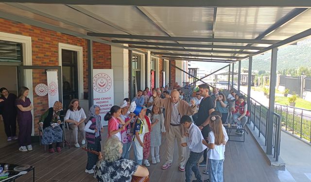 Akşehir’de ilkokul öğrencileri yaşlı çınarların yüzünü güldürdü