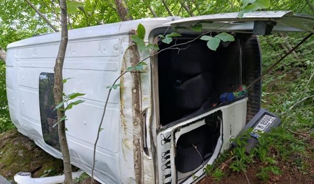 Ordu'da yolcu minibüsü uçuruma yuvarlandı: Dehşet anlarında can pazarı yaşandı