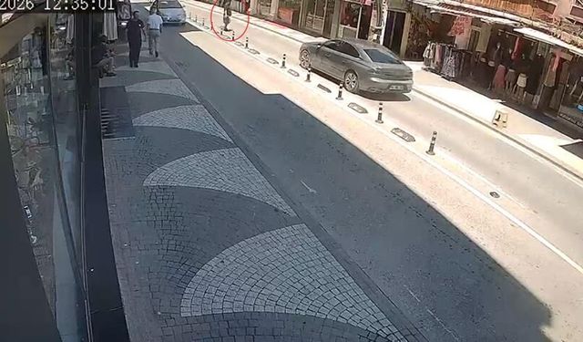 Sakarya'da yürekleri ağza getiren kaza: Otomobilin çarptığı engelli genç havada savruldu
