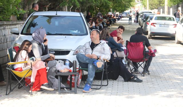 Öğrenciler sınıflarda ter dökerken okul önleri kamp alanına döndü