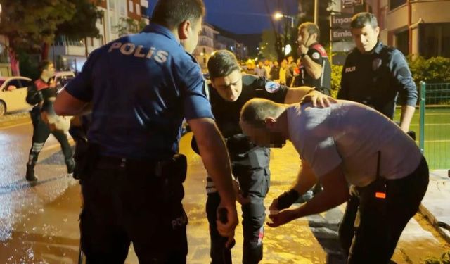 Aksaray’da sokak ortasında dehşet anları: Çıplak elle bıçağı tutan polis facianın önüne geçti