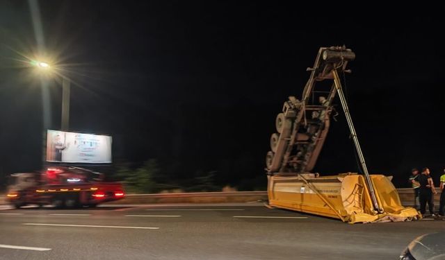 Kuzey Marmara Otoyolu’nda trafiği felç eden kaza: Dev Tabela yola devrildi, Anadolu istikameti trafiğe kapatıldı