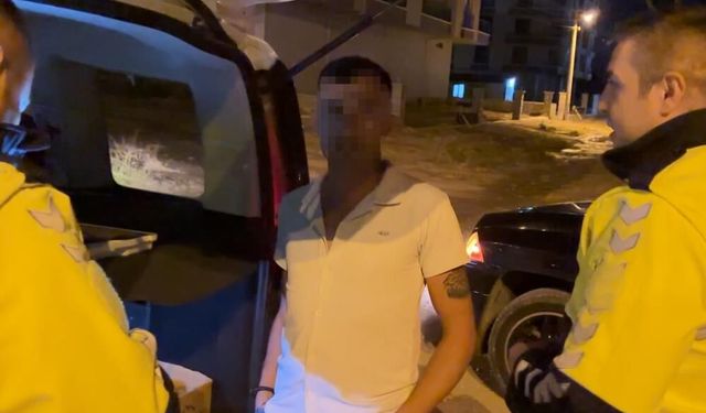 Aksaray’da gece yarısı trafik kazası: Kavşağa çarpan sürücünün alkolmetre isyanı kameralara yansıdı