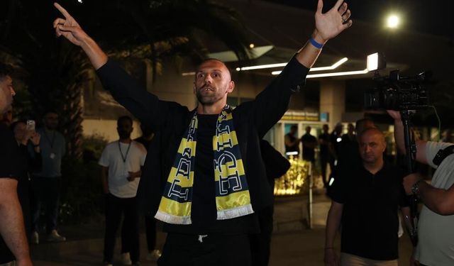 Fenerbahçe’de yılın ilk bombası patladı: İsmail Kartal’ın istediği yıldız golcü İstanbul’a ayak bastı!