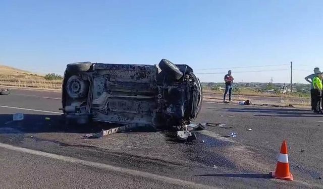 Şanlıurfa’da kontrolden çıkan otomobil takla attı: Feci kazada iki can kaybı ve ağır yaralılar var!