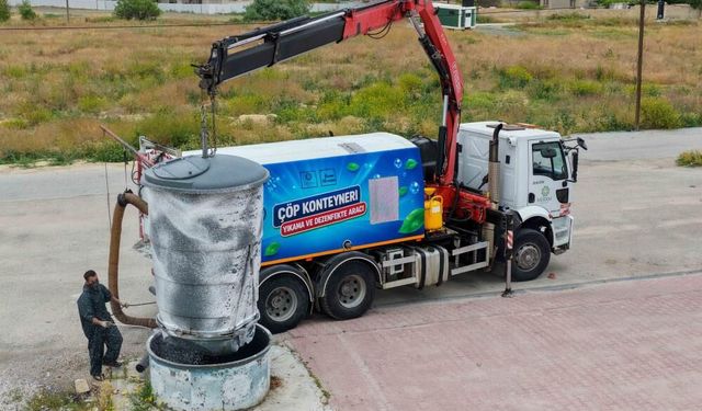 Konya’da sıcaklara karşı hijyen seferberliği: Konteynerler köpüklü suyla yıkanıyor!