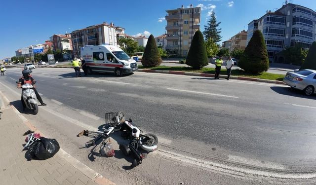 Karaman'da bulvar üzerinde korkutan kaza: Elektrikli bisiklet sürücüsü hastaneye kaldırıldı