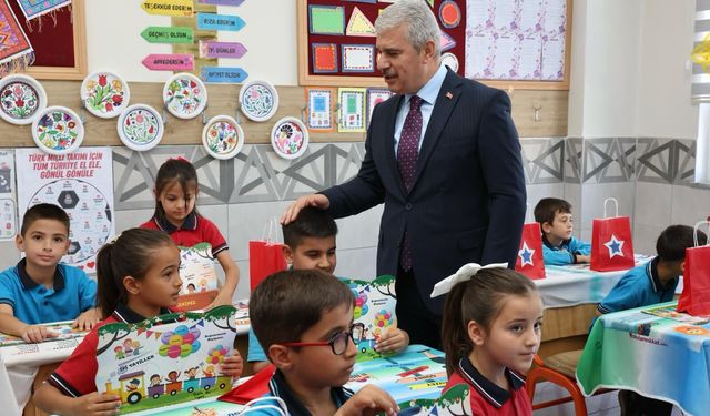 Vali Akın, karne sevincine ortak oldu