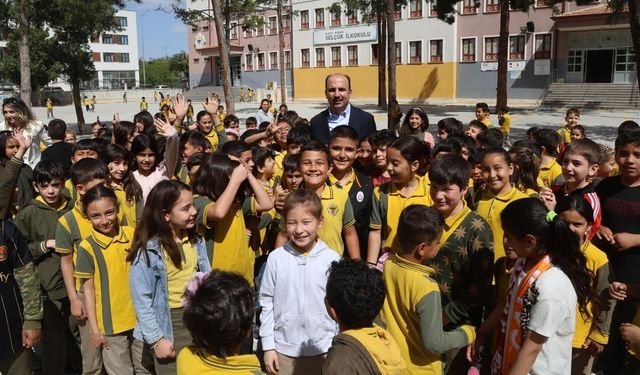 Başkan Altay’dan Konyalı öğrencilere anlamlı mesaj: "Yaz tatili boyunca da yanınızda olmaya devam edeceğiz!"