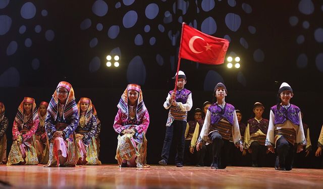 Konya’da kültür sanat rüzgarı: Binlerce öğrenci Anadolu’nun rengini sahneye taşıyor