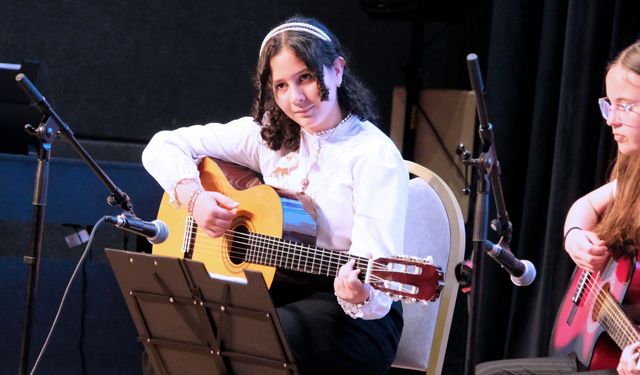 Yüzlerce gencin sahne performansı izleyenleri büyüledi