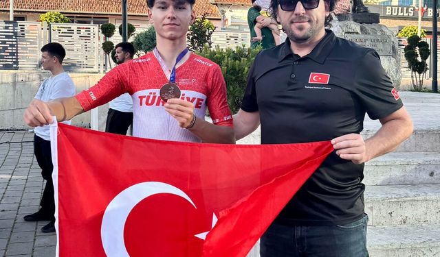 Genç pedal Vedat Emre Söker uluslararası arenada podyuma çıktı!
