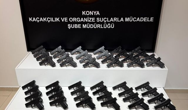 Konya’da polis durdurdu, cephanelik ortaya çıktı: 65 tabanca ele geçirildi
