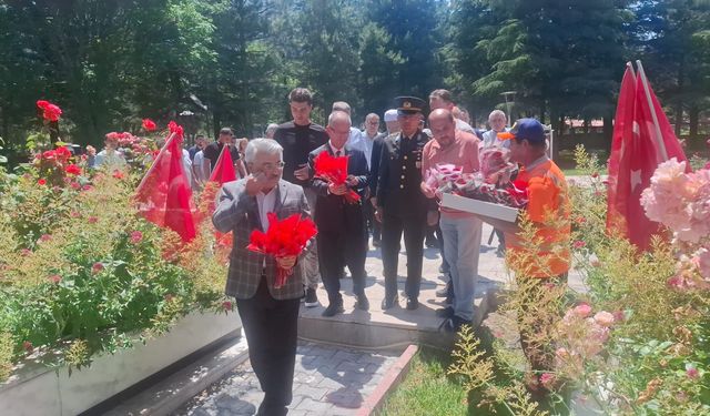 Akşehir tek yürek oldu: 15 Temmuz kahramanları dualarla ve karanfillerle anıldı!