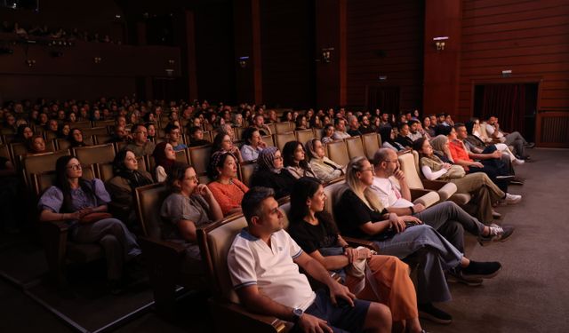 Sanat rüzgârı görkemli bitişle sona erdi: Konya’daki unutulmaz şölen tiyatro ve zanaatla taçlandı!