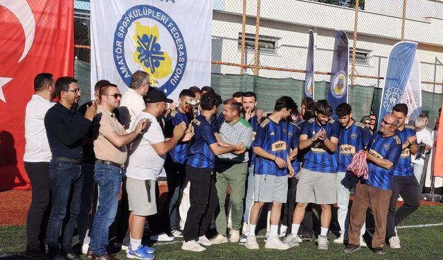 Yeşil sahada kupa gecesi: Konya Amatör Ligi'nde şampiyonlar belli oldu