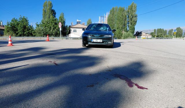 Seydişehir'de yol kenarında minibüs bekleyenlere otomobil çarptı!