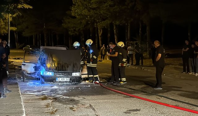Seydişehir'de park halindeki araç bir anda alev topuna döndü!
