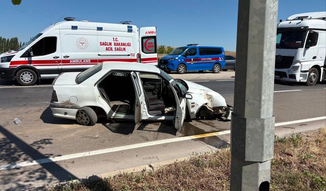 Afyonkarahisar'da bariyerlere çarpan otomobilde 3'ü çocuk 6 kişi yaralandı