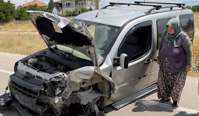 Aksaray'da iki araç kavşakta çarpıştı! Yaralı sayısı 6'ya yükseldi