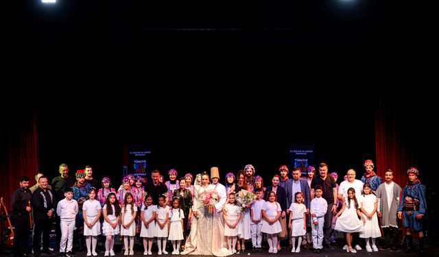 Kültür Yolu Festivali'nde sahne alan soprano ayakta alkışlandı