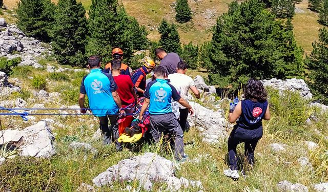Seydişehir'de dağlık alanda mahsur kalan vatandaş için hava ambulansı havalandı