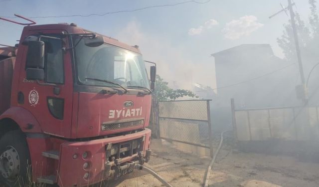Afyonkarahisar’da korkutan dakikalar: Toplu konutların yanındaki arazide alevler yükseldi