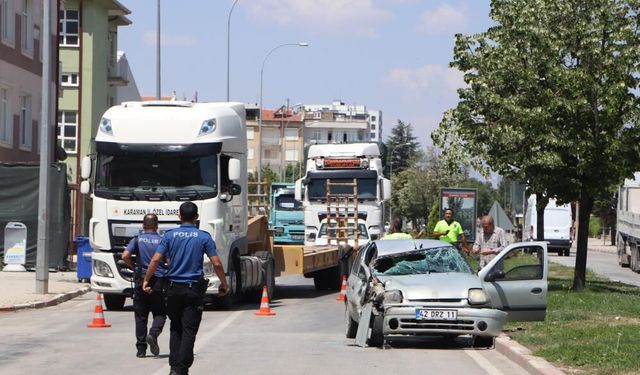 Karaman’da feci kaza! Otomobil tıra arkadan çarptı, 3 kişi yaralandı