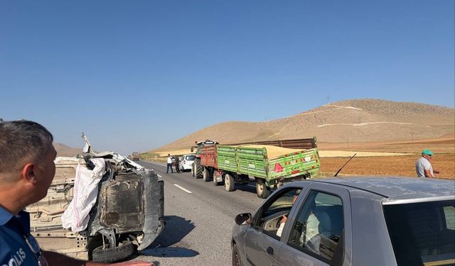 Karaman’da korkutan kaza! Traktör römorkuna çarpan otomobil devrildi, genç sürücü yaralandı