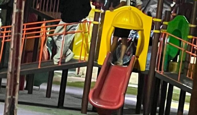 Çocuk parkını motosiklet pistine çevirdiler! Sosyal medyadaki görüntüler pahalıya patladı