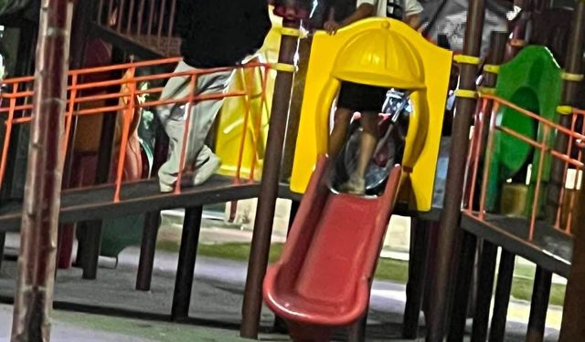 Çocuk parkına motorla çıktılar, cezadan kaçamadılar