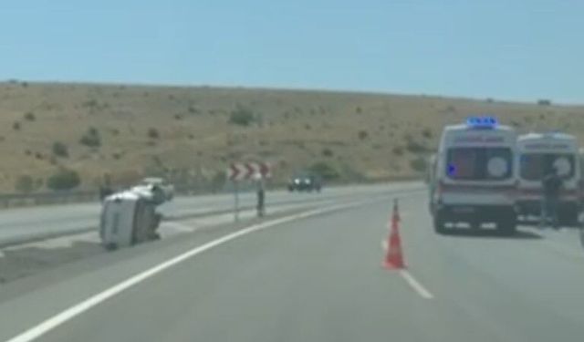 Afyonkarahisar’da kontrolden çıkan otomobil refüje devrildi: 3 kişi yaralandı
