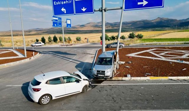 Afyonkarahisar'da kavşakta korkutan kaza: Aynı araçta bulunan çocuklar da yaralandı