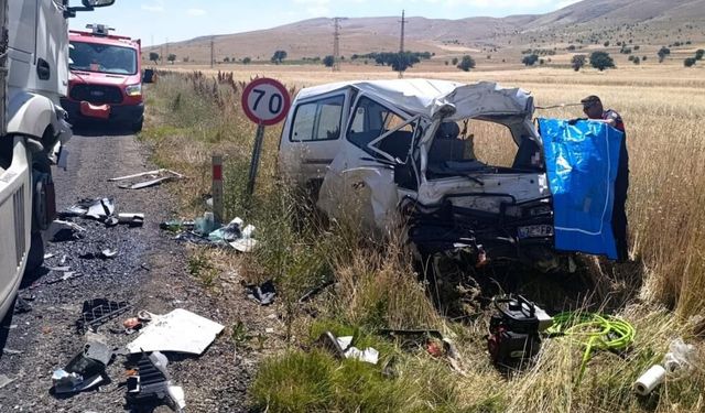 Afyonkarahisar’da feci kaza: Tırla çarpışan minibüsün sürücüsü yaşamını yitirdi