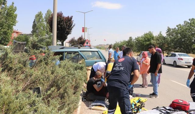 Karaman’da yürek burkan kaza: Eşi ve oğlunun başından ayrılmadı, anne-oğul hastaneye kaldırıldı