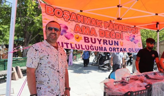 Karaman'da görenleri şaşkına çevirdi! Boşanmasını lokma dağıtarak kutladı