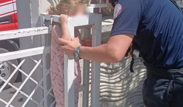 Oyun sırasında korku dolu anlar! Demir kapıya sıkışan 4 yaşındaki çocuğu itfaiye kurtardı