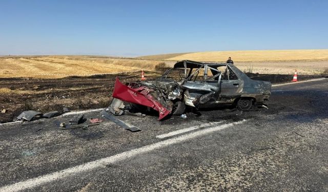 Afyonkarahisar'da korkunç kaza! Otomobil alev topuna döndü, sürücü hayatını kaybetti