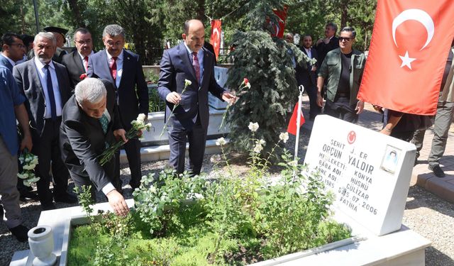 Konya protokolü şehitliği ziyaret etti