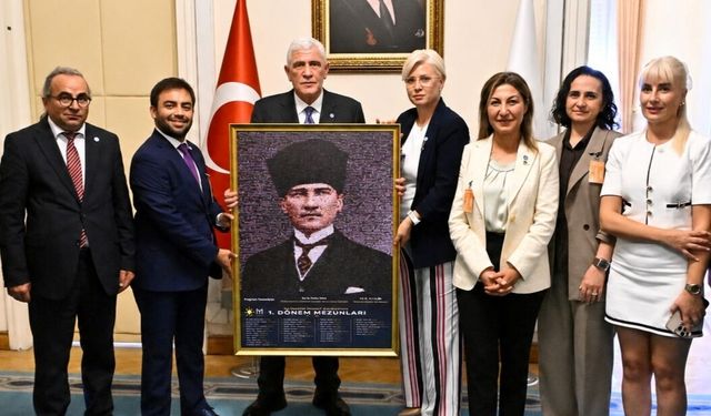 Konya heyetinden Müsavat Dervişoğlu'na özel Atatürk hediyesi